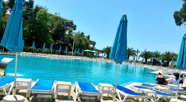 Апартаменты с 2 комнатами с балконом и с видом на сад Апарт-отель Beach Dreamland Oasis