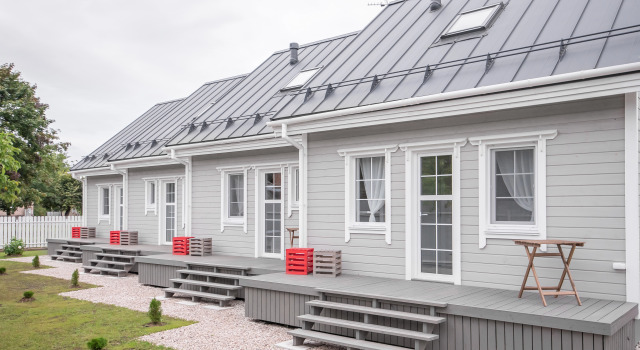 Avgust Guest House, Book Pension Hoteller i Pskov oblast med parkering, Parkering