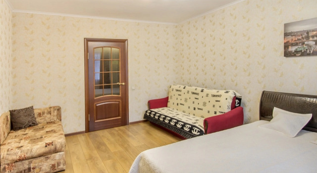 Шестиместные апартаменты с балконом Apartment On Perevertkina 24а