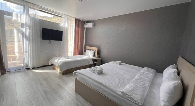Трёхместный номер Standard с балконом и с красивым видом из окна Отель Sky House Yeghegis