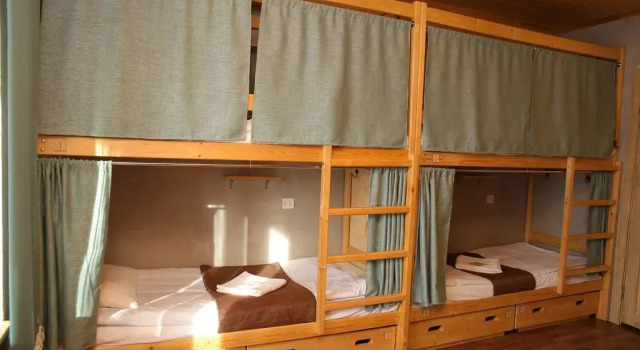 Postel ve společném pokoji MKS Group Hostel