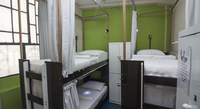 Кровать в общем номере с красивым видом из окна Хостел Rio Lapa Inn