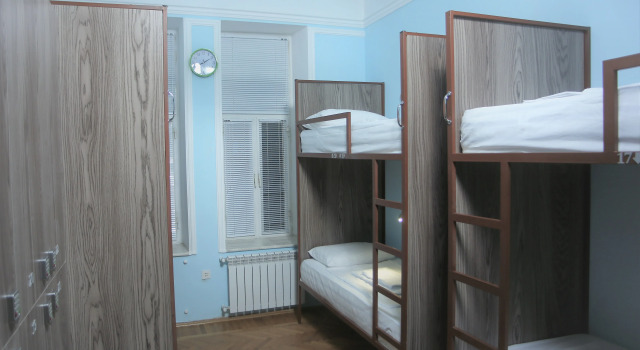 Balkonlu yurtta yatak Hostello Hostel