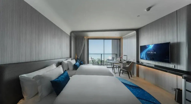 Четырёхместный номер Space Connex с балконом Отель Grande Centre Point Space Pattaya