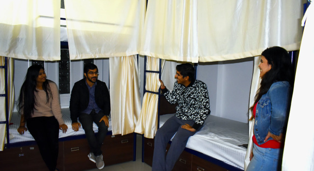 Кровать в общем номере с балконом и с красивым видом из окна Хостел Jaipur