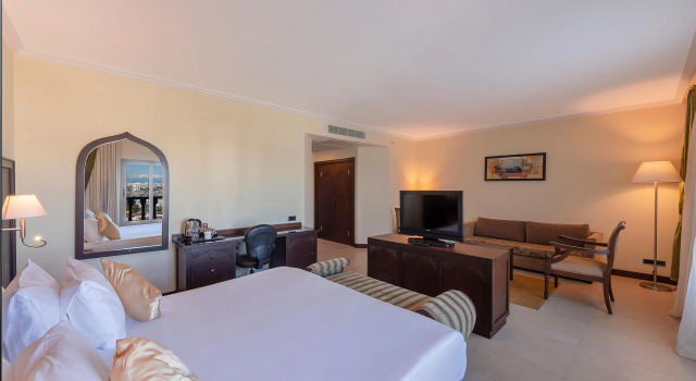 Полулюкс с частичным видом на море Crowne Plaza Antalya by IHG
