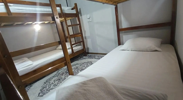 Кровать в общем номере (мужской номер) Хостел Caravan Hostel