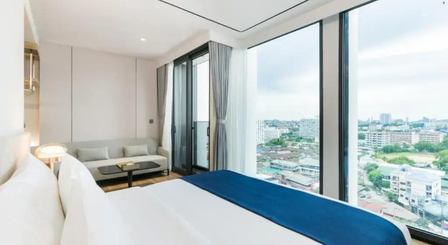 Двухместный номер High Floor Premier с балконом и с видом на город Arbour Hotel and Residence