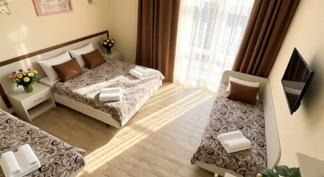 Четырёхместный номер Comfort с балконом Гостевой дом Барвиха