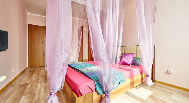Evrodvushka na 17 etazhe v ZHK Solnechnyj gorod na 5 chelovek po adresu Nikolaya Ostrovskogo 93B Flat, Prenota Appartamento Sverdlovsky City District 