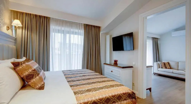 Двухместный люкс с балконом Hotel Passport Tbilisi