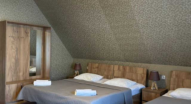 Четырёхместный номер Comfort с балконом и с красивым видом из окна Отель Kazbegi Inn