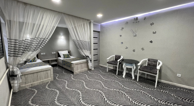 Четырёхместный номер Superior с балконом и с видом на город Status House