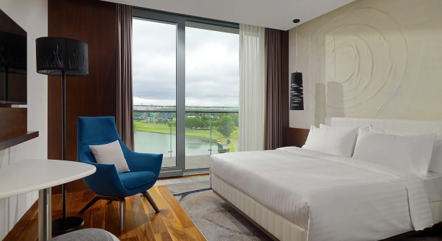 Двухместный номер Classic с балконом и с видом на реку Отель Minsk Marriott