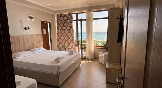 Трёхместный номер Deluxe с балконом и с видом на море Мини-отель Leon Beach Hotel
