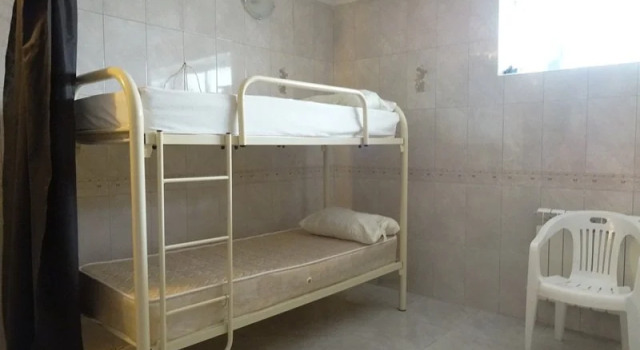 Кровать в общем номере Gostevoi Apartament - Pobeda Hotel