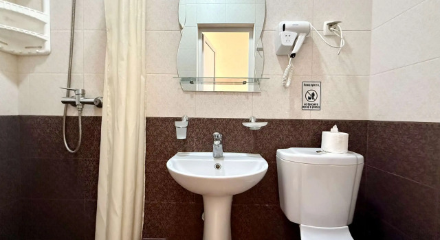 Standard huone parvekkeella kaupunkinäköala Nikos (Novofedorovka)