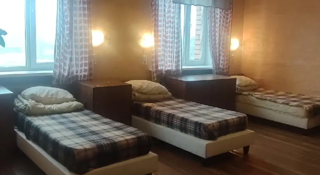 Кровать в общем номере (мужской номер) Гостиница В Городе N