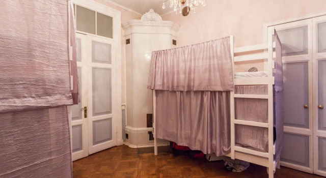 Кровать в общем номере (женский номер) с красивым видом из окна Хостел Saint Germain