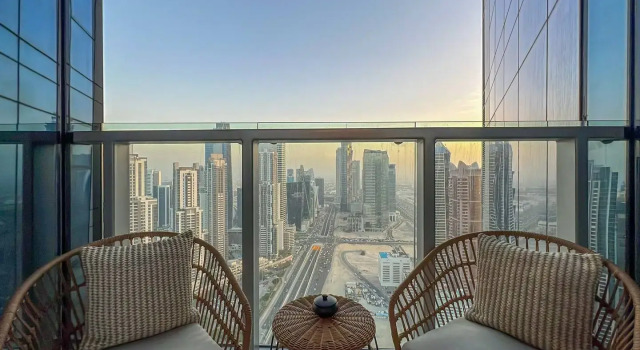 Апартаменты Keyrock Living | Burj Khalifa View Retreat w/ Pool, Забронировать Апартаменты/квартира Дубай Эмират Дубай, рядом с Max