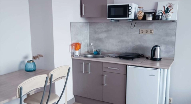 Studiya S Vidom Na Sady Flat, Rezerwuj Apartament Hotele w Obwód pskowski z parkingiem, Parking