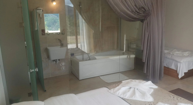 Трёхместный номер Standard с балконом и с красивым видом из окна Gödence Hotel Restoran Bungalow