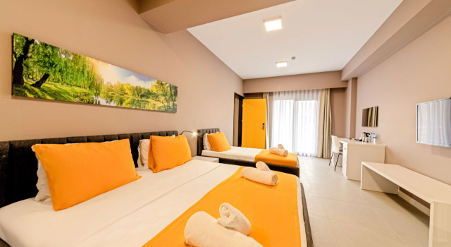 Пятиместный семейный номер Standard с 2 комнатами с балконом и с видом на горы First Joy Hotel
