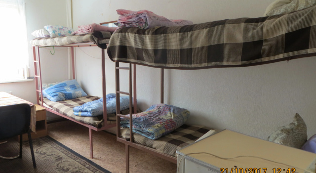 Кровать в общем номере с красивым видом из окна Хостел Ковчег