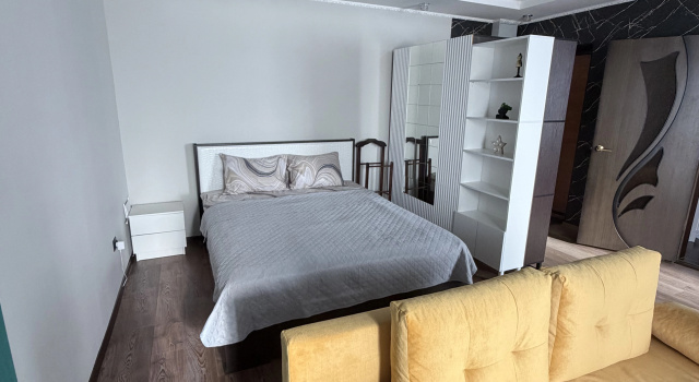 Svetlaya Uyutnaya Studiya 38 Kv.m Na Kramatorskoy 3 Flat, Prenota Appartamento Hotel a Yurga con parcheggio, Parcheggio
