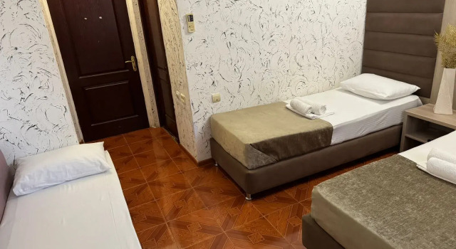 Четырёхместный семейный номер Comfort с балконом и с видом на город Гостевой дом Зиридис