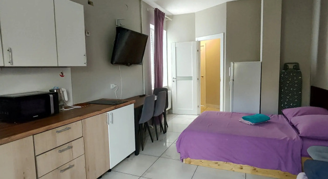 Четырёхместные семейные апартаменты с балконом Гостевой Дом Белоснежный в историческом центре