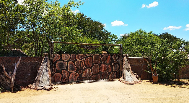 Хостел Elephant Trail Guesthouse and Backpackers