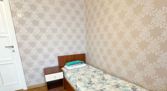 Кровать в общем номере (женский номер) с балконом и с видом на город Гостевой дом Royal