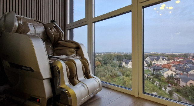 S kreslom YAMAGUCHI PREMIUM-KLASSA Flat, Book Apartment Kaliningrad Kaliningrad Region