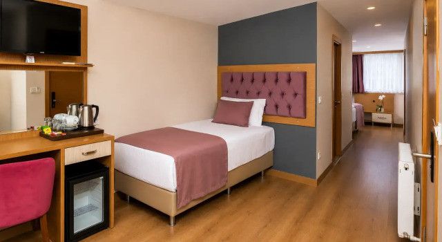 Четырёхместный номер Standard с балконом Hotel Black Pearl