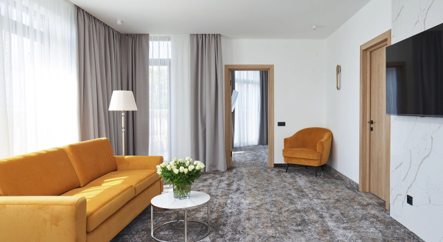 Двухместный люкс с 2 комнатами с балконом и с видом на город Отель Grand Hotel Royal Lions