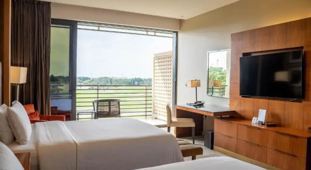 Двухместный номер Premium с балконом и с видом на поле для гольфа VOGO Abu Dhabi Golf Resort & Spa Formerly The Westin Abu Dhabi Golf Resort & Spa