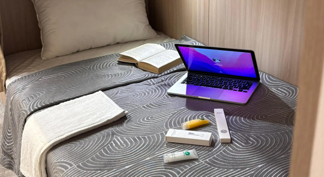 Bett im Wohnheim (Männerwohnheim) mit Blick Luxx Aparts