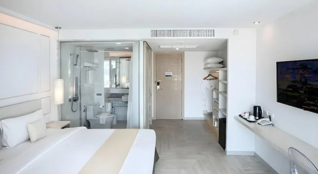 Двухместный номер Deluxe с балконом и с частичным видом на море The Bloc Hotel Phuket
