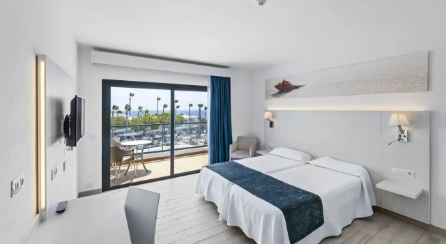 Двухместный полулюкс с балконом и с видом на бассейн Отель THB Flora Aparthotel