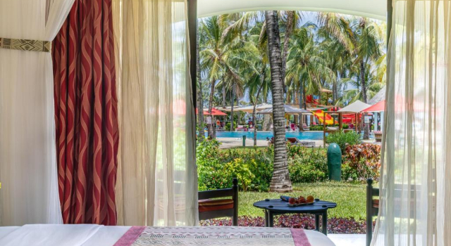 Номер Standard с балконом и с видом на бассейн Отель PrideInn Paradise Beach Resort & Spa
