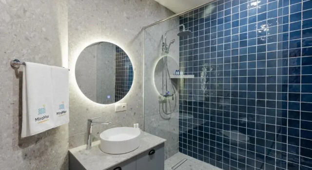 Апартаменты с 2 комнатами с балконом и с красивым видом из окна MiraMar Luxury Residences