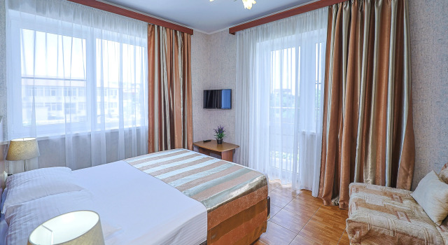 Двухместный номер Comfort с балконом Отель Кипарис