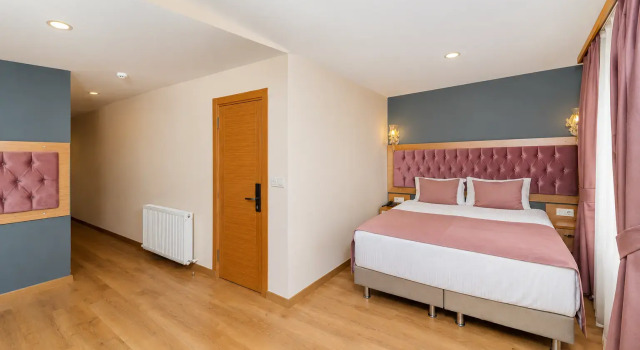 Четырёхместный номер Standard с балконом Hotel Black Pearl