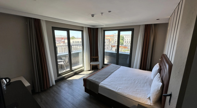 Двухместный полулюкс с балконом и с видом на город Edition Old City Hotel