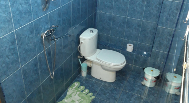 Кровать в общем номере с красивым видом из окна Апартаменты Sosuna
