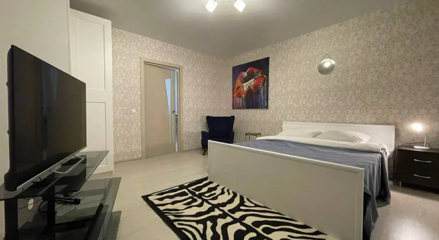 Uyutnaya Odnokomnatnaya Ryadom S Pamyatnikom Slavy Flat, Prenota Appartamento Hotel a Central Russia con parcheggio, Parcheggio