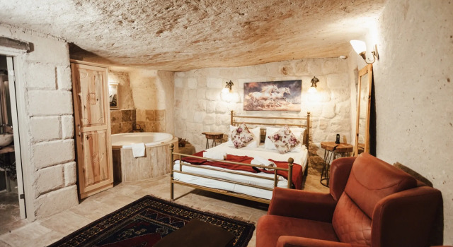 Семейный люкс с балконом и с видом на внутренний двор Young Cave Hotel