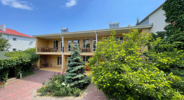 Na Revolyutsionnoy 31a Guest house, Rezervovat Penzión Feodosiya 