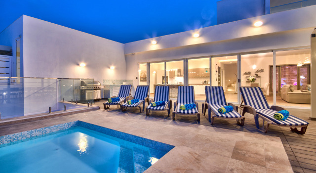 Villa Gaia - Sunset Views, Indoor Heated Pool, Sauna and Games Room, Забронировать Вилла Отели Меллиха с бассейном, Бассейн
